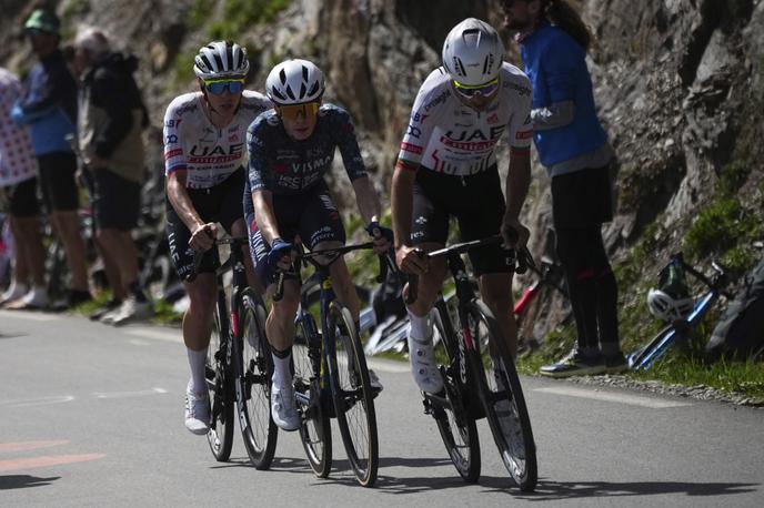 Tadej Pogačar  Juan Ayuso | Tadej Pogačar in Juan Ayuso sta se na lanskem Touru takole lotila Jonasa Vingegaarda, naslednje leto bo Španec Slovenčev tekmec. | Foto Guliverimage