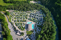 Cene kampiranja v Sloveniji: šotor za družino tudi sto evrov na noč