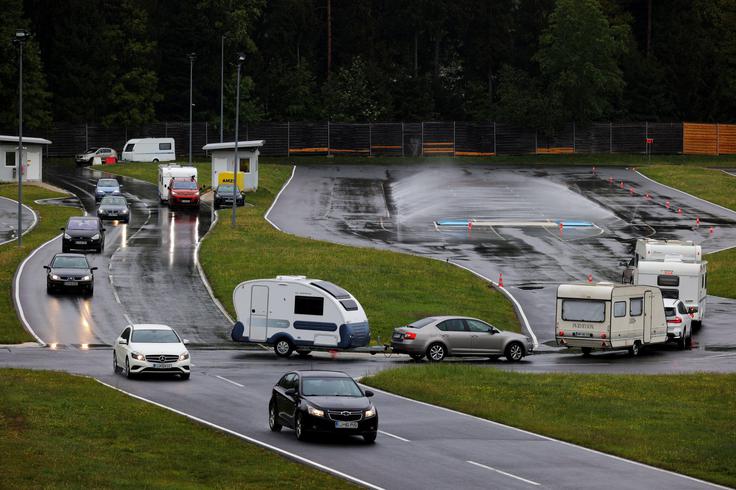 Policija odsvetuje prenočitve na velikih avtocestnih postajališčih in poudarja, da je pred odhodom na počitnice z avtodomi treba načrtovati postanke, predvsem nočitve. Svetuje uporabo namenskih postajališč za avtodome, pri postankih drugod pa splošno previdnost. | Foto: STA