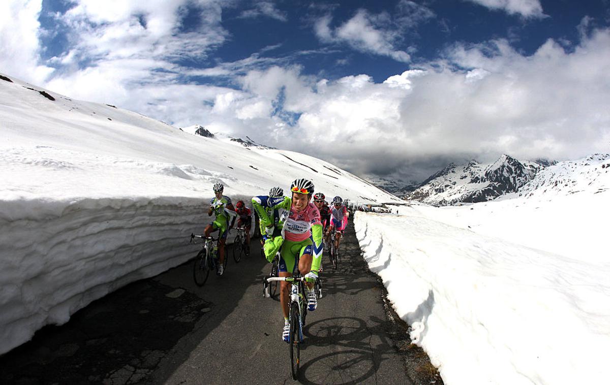 prela Gavia giro sneg | Leta 2010 je kolesarje na prelazu Gavia pričakala idilična kulisa, te dni pa je tam precej slabše. | Foto Getty Images