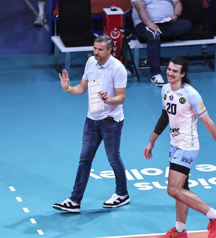 Nik Mujanović je za Tours Volley-Ball ob zmagi nad Saint-Nazairom s 3:2 dosegel 25 točk. | Foto: CEV