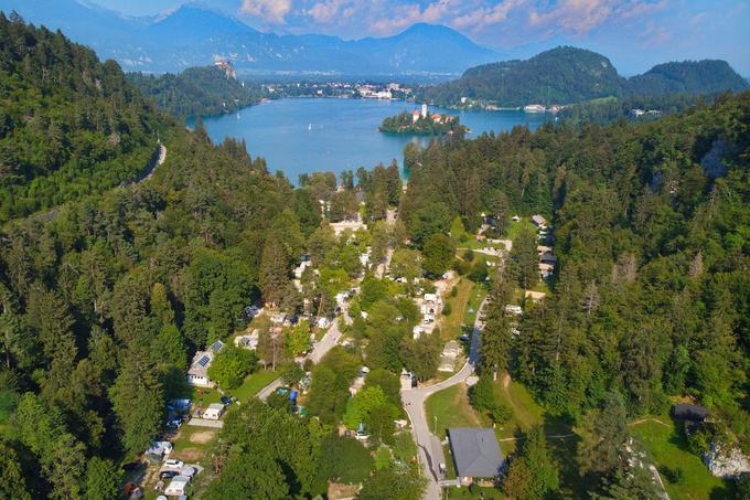 Kamp Bled v Zaki leži na zahodni strani Blejskega jezera, od katerega je oddaljen 150 metrov. | Foto: Avtokampi.si