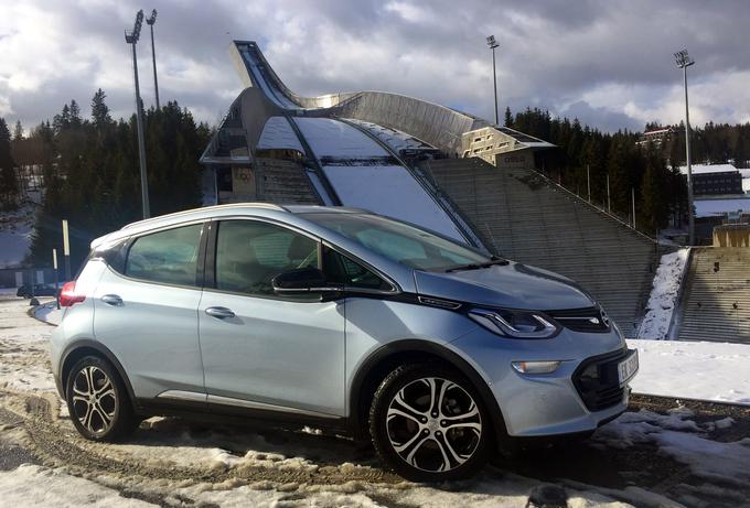 Opel ampera-e pod slavno smučarsko skakalnico Holmenkollen v Oslu | Foto: Gregor Pavšič