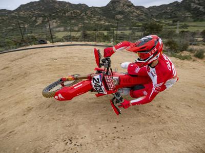 Tim Gajser v dežju in blatu prvi test opravil z odliko