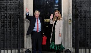 Britanski premier še tretjič v zakon, šesti otrok na poti
