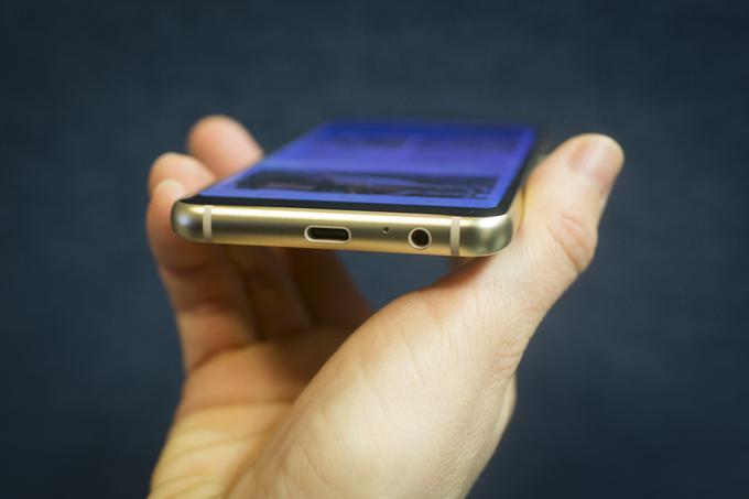 V skladu z neizogibnimi smernicami ima Samsung Galaxy A8 (2018) vmesnik USB-C, a se na veliko zadovoljstvo številnih uporabnikov vendarle ni odpovedal tradicionalnemu okroglemu vtiču za slušalke. | Foto: Bojan Puhek