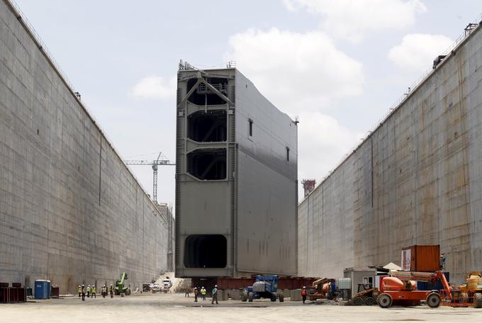 Del zapornice, ki so jo namestilil na tihomorski obali prekopa. Zapornice so različnih dimenzij. Visoke so med 22,3 in 33,04 metra, dolge 57,6 metra, široke pa med osem in deset metri. Vrata oziroma zapornice so težka med 2.100 in 4.200 tonami. Skupaj bodo vrata - vključen je njihov prevoz - stala 547,7 milijona dolarjev (484 milijonov evrov). | Foto: Reuters