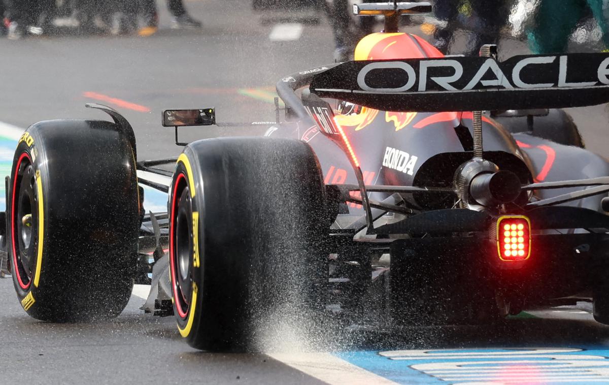 Spa Max Verstappen Red Bull | Max Verstappen tako kot gledalci ni razumel, zakaj se je dirka začela skoraj uro in pol pozneje. | Foto Reuters