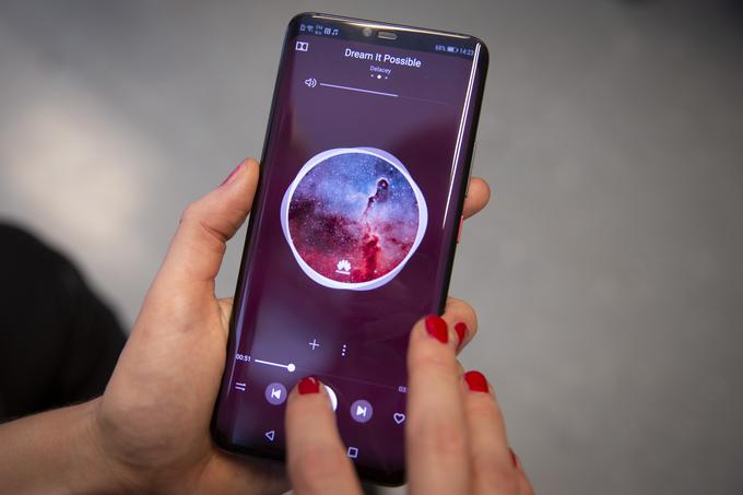 Huawei Mate 20 Pro je odličen pametni telefon, ki ima izjemno bogat (skoraj popoln) nabor vseh mogočih funkcij in možnosti, vse pa jih, zahvaljujoč svojemu zmogljivemu procesorju, opravlja hitro in zanesljivo. | Foto: Bojan Puhek