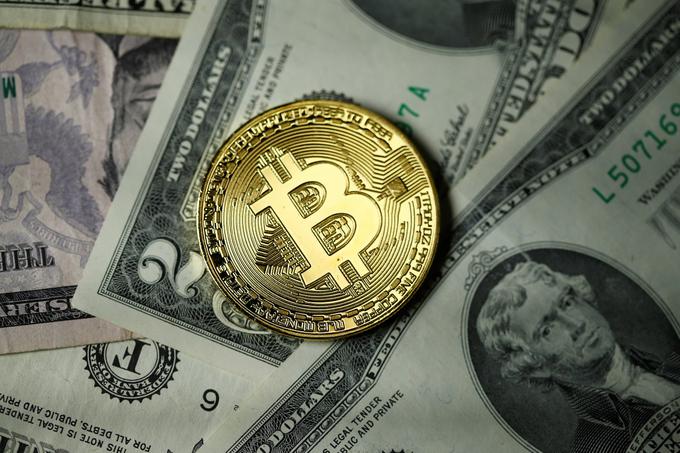 Cena bitcoina je pred dvema tednoma prebila magično mejo 10 tisoč dolarjev, zdaj drvi proti dvajsetim tisočakom.  | Foto: Reuters