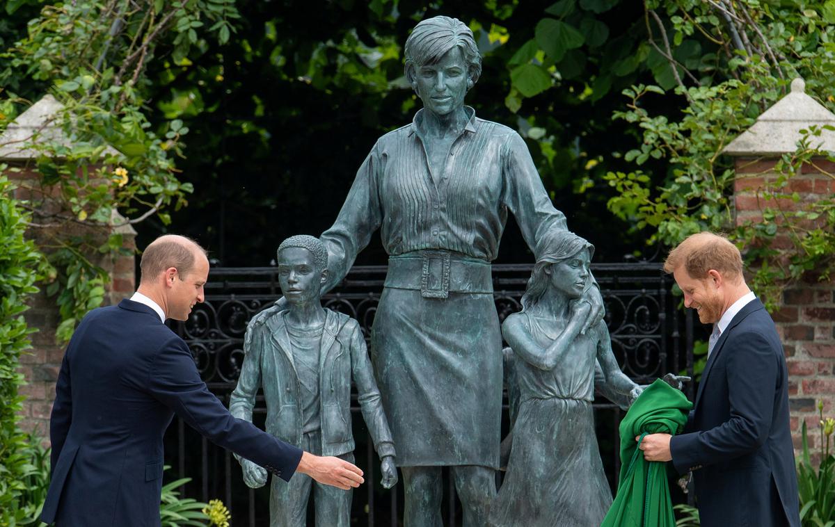 Princa William in Harry ob odkritju spomenika princesi Diani. | Foto Reuters