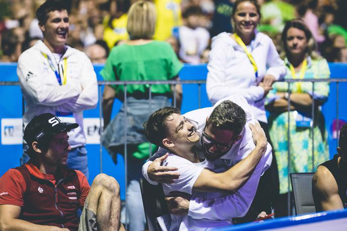 Luka potočar Domen Švab Koper 2022 | Luka Potočar je svojo prvo zmago v svetovnem pokalu dosegel pred nepregledno množico navijačev v Kopru. Na fotografiji je s svojim trenerjem Domnom Švabom. | Foto Grega Valančič/Sportida