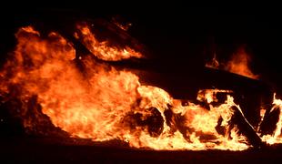 Gasilci v zgorelem vozilu na Dobrni našli mrtvo osebo