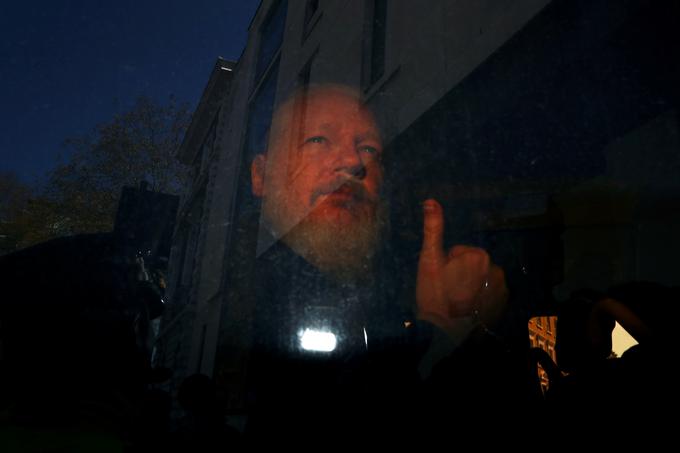 Julian Assange ostaja v priporu do 2. maja. | Foto: Reuters