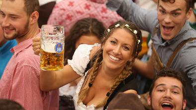 Oktoberfest: množice turistov, lepa dekleta in vse dražje pivo