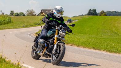 Klasika, ki je vedno aktualna: pravi retro motocikel ob jubileju znamke #foto