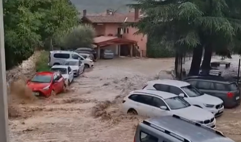 Zaliti objekti, hiše odrezane od povezave, ceste neprevozne #animacija