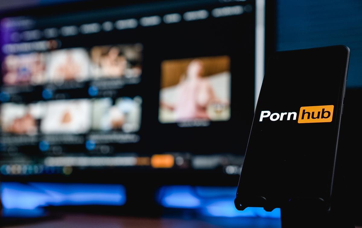 PornHub. Porn hub. | Če podjetje posreduje nepravilne, nepopolne ali zavajajoče informacije ali noče odgovoriti na vprašanja, lahko Komisija naloži denarno kazen, so zapisali v sporočilu za javnost. | Foto Shutterstock