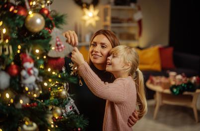 Kakšne okraske za jelko izbrati? Letos so v trendu takšni.