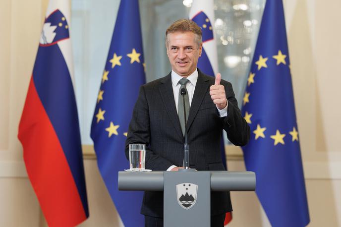 Robert Golob | Robert Golob bo pred štartom zadnje etape dirke v kraju Mantes-la-Ville direktorju dirke Christianu Prudhommu predal pismo o nameri za organizacijo izvedbe dogodka veliki start Dirke po Franciji v Republiki Sloveniji za leto 2029. | Foto Vlada Republike Slovenije