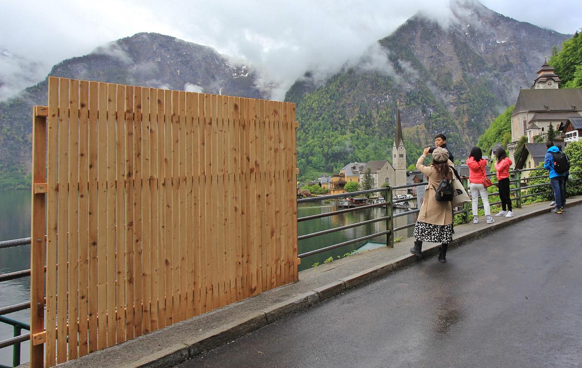 Hallstatt, Avstrija | Zaradi velikega navala turistov na enem mestu se je župan Hallstatta odločil postaviti lesen zid, s katerim je želel preprečiti fotografiranje. | Foto Profimedia