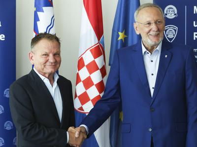 Matoz in Božinović o izvajanju pakta o migracijah in azilu