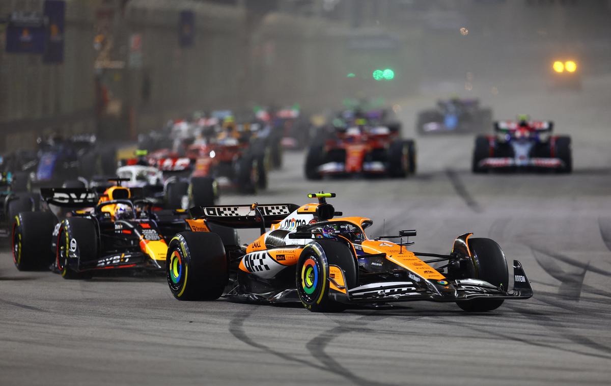 Singapur štart Lando Norris McLaren | Lando Norris je v šestem poskusu vendarle na štartu zadržal prvo mesto. | Foto Reuters