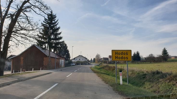 Ceste v občini pluži župan. "Na srečo novih stvari ni treba popravljati, a tudi to bi, če bi bilo treba. Jaz običajno kopljem in nalagam na prikolice, drugi pa to odpeljejo. Imamo še en stari traktor in za tistega imamo voznika, a on novega noče voziti," pravi Orban. | Foto: Metka Prezelj