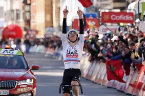 Pogačar napadel na ikoničnem klancu in se odpeljal do 70. zmage!