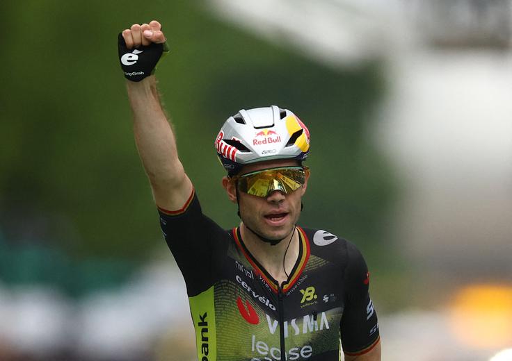 Pred natanko letom dni je etapna zmaga na zadnji dan lanskega Toura pripadla Woutu van Aertu. | Foto: Reuters