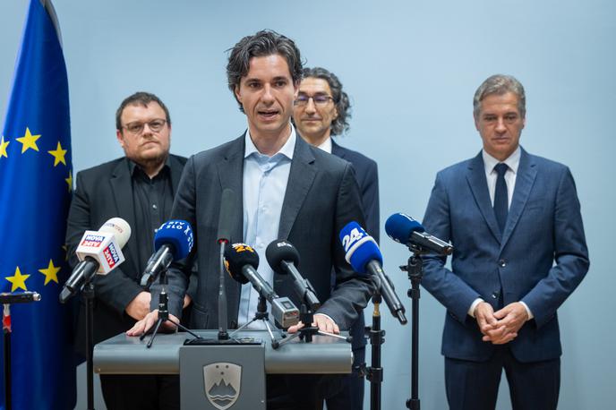 klicni center 114 | Minister za delo, družino, socialne zadeve in enake možnosti Luka Mesec je vse, ki imajo vprašanja glede dolgotrajne oskrbe ali pokojninskega sistema, povabil, naj pokličejo na številko 114, saj v klicnem centru deluje ekipa ljudi, ki res pozna področje, in bodo lahko dobili informacijo, ki je resnična in zanesljiva. | Foto STA
