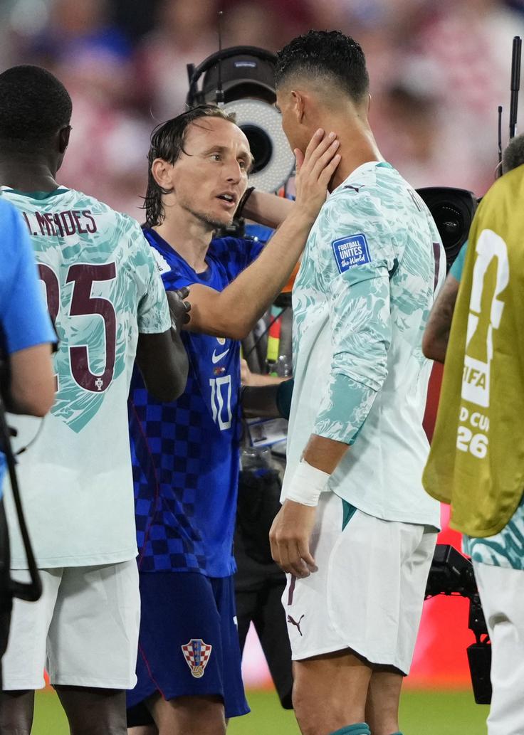 Luka Modrić in Cristiano Ronaldo. Hrvaški kapetan končuje reprezentančno kariero, Portugalec še vztraja. | Foto: Reuters