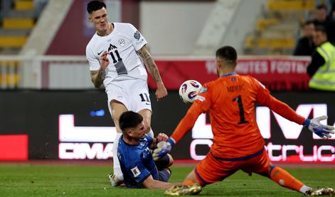 V živo: Kek z rezervisti poživil igro, Slovenija zdaj silovito po gol za zmago