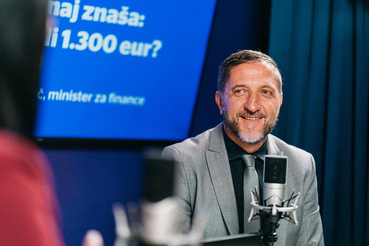 Boštjančič zavrača očitke, da gre za populističen ukrep: "Če tri leta poslušamo, da so plače previsoko obremenjene, in nato predlagamo ukrep razbremenitve, pa smo spet na udaru, ker naj bi šlo za populizem – potem je res težko." Dodaja, da ukrep prinaša več enakosti, saj več kot polovica zaposlenih v zasebnem sektorju že zdaj prejema nagrade za poslovno uspešnost. | Foto: Jan Lukanović