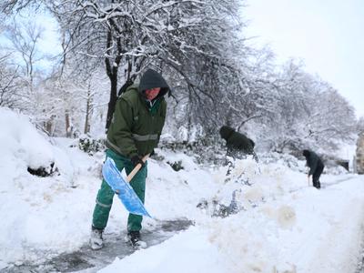 Hrvaška v primežu ekstremnega mraza, v Albaniji poplave zahtevale žrtev