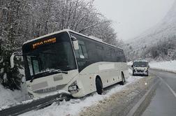 Zaradi snega številne težave na slovenskih cestah: avtobus v jarek #foto #video