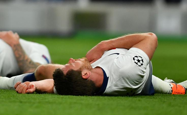 Jan Vertonghen je obležal po trku s soigralcem in vratarjem Ajaxa. | Foto: Reuters