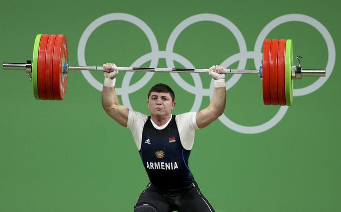 Andranik Karapetyan bo sredin večer v Riu poskušal čim prej pozabiti. 195 kilogramov težko utež je skorajda že dvignil nad glavo in vstal ... | Foto: Reuters