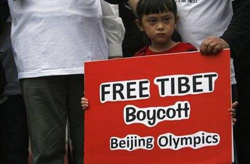 Prireditelji OI kljub protestom v Tibetu mirni