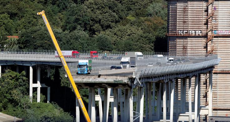 Nekateri so že leta opozarjali, da samo čakajo, kdaj se bo na viaduktu Morandi zgodila nesreča. | Foto: Reuters