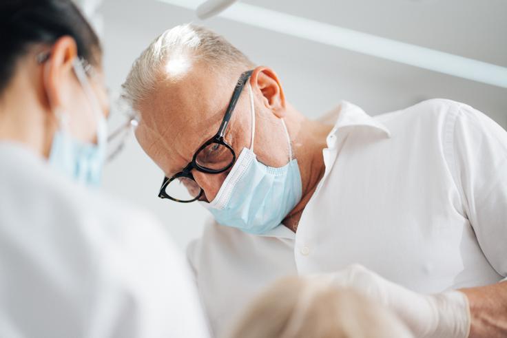 Dr. Zdenko Trampuš, DDS, ustanovitelj in vodja klinike Ortoimplant DENTAL SPA, je eden vodilnih implantologov v regiji z več kot 34-letnimi izkušnjami na področju napredne implantologije in celostne obnove zob.  | Foto: Jan Lukanović