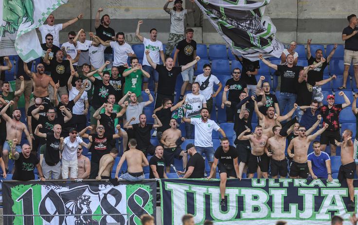 Olimpija je imela bučno podporo s tribun. | Foto: Vid Ponikvar/Sportida