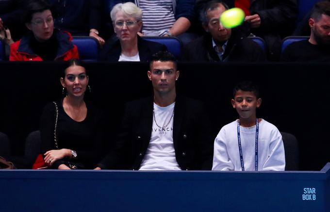 Tako je Cristiano Ronaldo lani s srčno izbranko in sinom spremljal nastop Novaka Đokovića v Londonu. | Foto: Reuters
