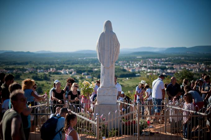 Medžugorje, kjer naj bi se pred 30 leti prikazala devica Marija, velja za enega najpomembnejših evropskih romarskih krajev. Vsako leto ga obišče več kot milijon ljudi. | Foto: Matej Leskovšek