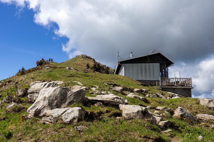 Koča na Poreznu je do začetka junija odprta ob koncih tedna. Poleti bo vse dni v tednu. | Foto: Matej Podgoršek