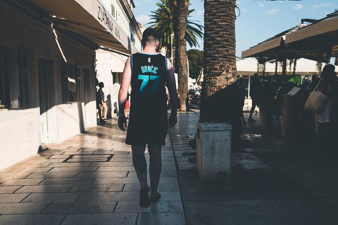 Split Dalmacija Riva | Na splitskih ulicah lahko naletiš tudi na turiste iz držav, ki niso kaj prida navezane na košarko, a nosijo dres z zdaj že znamenito številko 77. | Foto Grega Valančič/Sportida