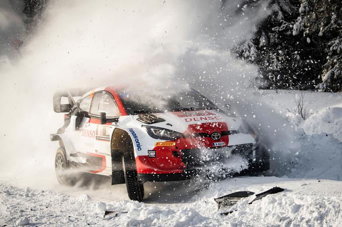 Snežne bankine nudijo voznikom tudi nekaj pomoči, a kaj hitro lahko dirkalnik tudi posrkajo vanje. | Foto: Red Bull