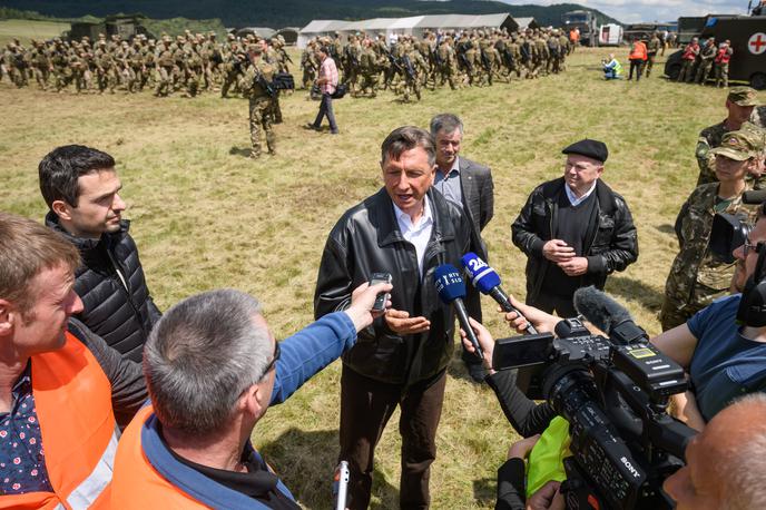 Matej Tonin in Borut Pahor | Obrambni minister Matej Tonin in predsednik republike Borut Pahor sta si ogledala vojaško vajo Preskok 2020 na Babnem polju. | Foto STA