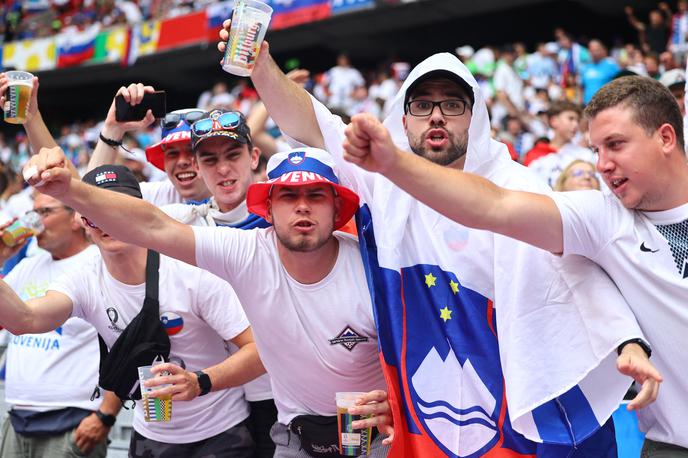 Slovenija Navijači | Obstaja velika možnost, da bi slovenski navijači spremljali Kekove izbrance na Euru tudi v izločilnem delu. In to tudi v primeru, če bi Slovenija v skupini C osvojila končno tretje mesto. | Foto Reuters
