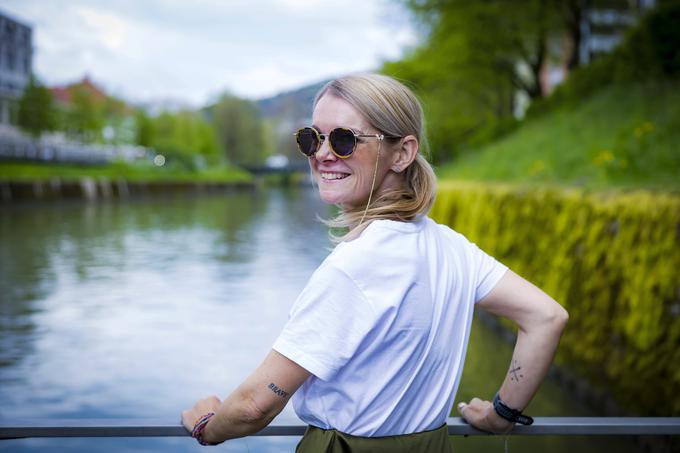 Andreja Počkaj svoje sledilce virtualno vzame s sabo na potovanje. Z njimi deli zanimivosti o državi, v kateri je, predstavi njeno zgodovino in naravne znamenitosti. Sledilci pa so navdušeni nad znanjem, ki jim ga predaja, in vsemi dogodivščinami, ki jih doživi na poti.  | Foto: Ana Kovač